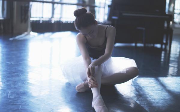 《姜明芷陈易安秦野》小说章节列表精彩试读 妻子纵容竹马实习生后我摆烂了小说全文